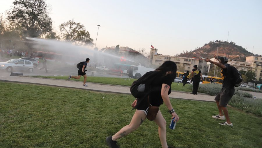 Grupo de personas interrumpió el tránsito y prendió barricadas tras la muerte de Sebastián Piñera en plaza Baquedano