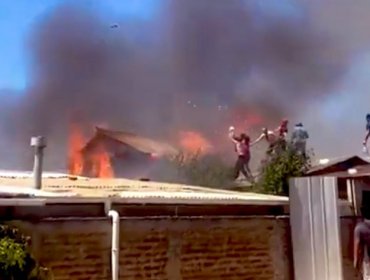 Incendio afectó a una vivienda en zona azotada por siniestro forestal en Quilpué: Vecinos ayudaron a controlar la emergencia