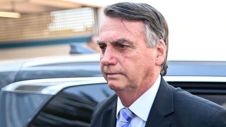 Justicia de Brasil retira el pasaporte a Bolsonaro en amplia operación policial por "intento de golpe de Estado"