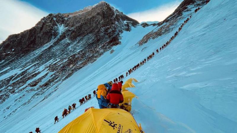 La nueva norma que obligará a los montañeros del Everest a llevar de regreso sus excrementos al campo base