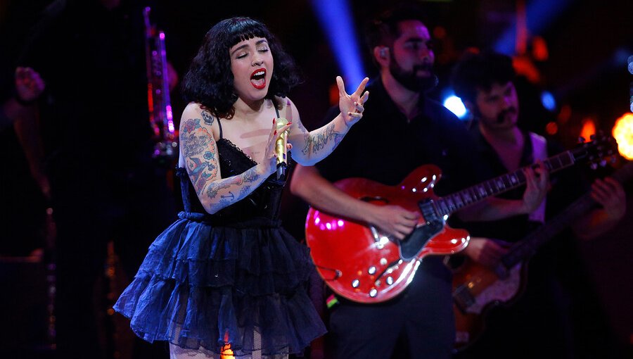 Mon Laferte anuncia concierto con el fin recaudar fondos para las familias afectadas por los incendios