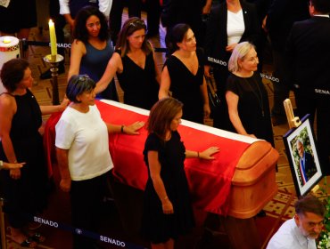 Mujeres de la familia Piñera realizan emotiva guardia de honor encabezada por Cecilia Morel y sus hijas en velatorio del expresidente