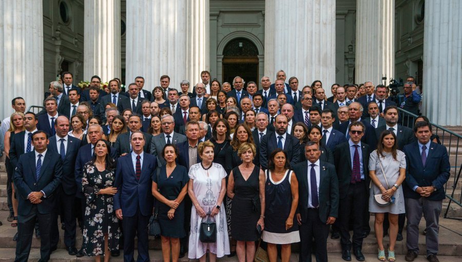 Excolaboradores de Sebastián Piñera entonaron el himno nacional en las afueras del exCongreso en su honor