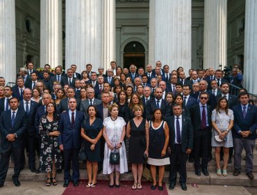 Excolaboradores de Sebastián Piñera entonaron el himno nacional en las afueras del exCongreso en su honor