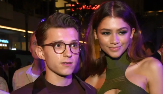 La tierna reacción de Zendaya tras recibir una estampita de “San Tom Holland”