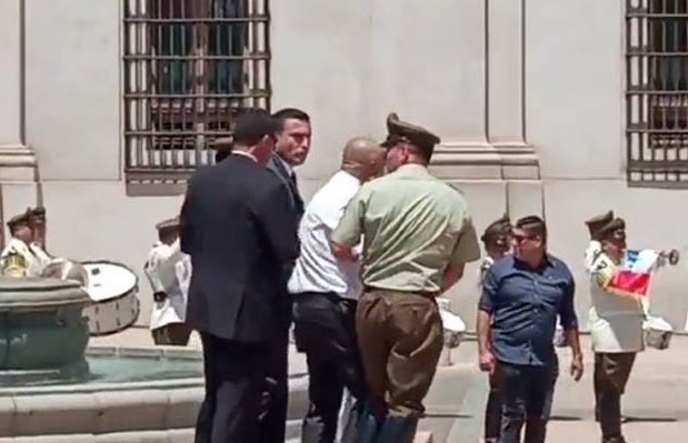 Detienen a hombre que con maletín en mano saltó perímetro de seguridad en homenaje a expresidente Piñera en La Moneda