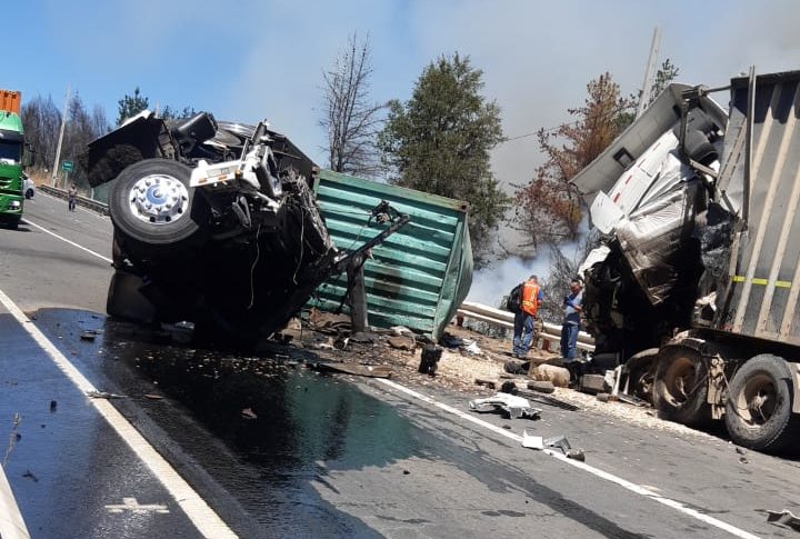 Dos personas fallecidas y un incendio forestal deja colisión frontal de camiones en la Ruta de la Madera