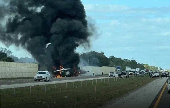 Avioneta se estrella en medio de autopista y deja al menos dos fallecidos al sur de Florida en EE.UU.