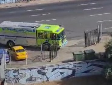 Accidente vehicular termina con automóvil desbarrancado en Valparaíso: Segundo conductor se dio a la fuga