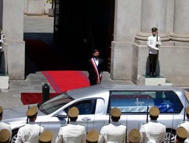 Presidente Boric junto a la guardia del Palacio Presidencial rinden honores al expresidente Sebastián Piñera