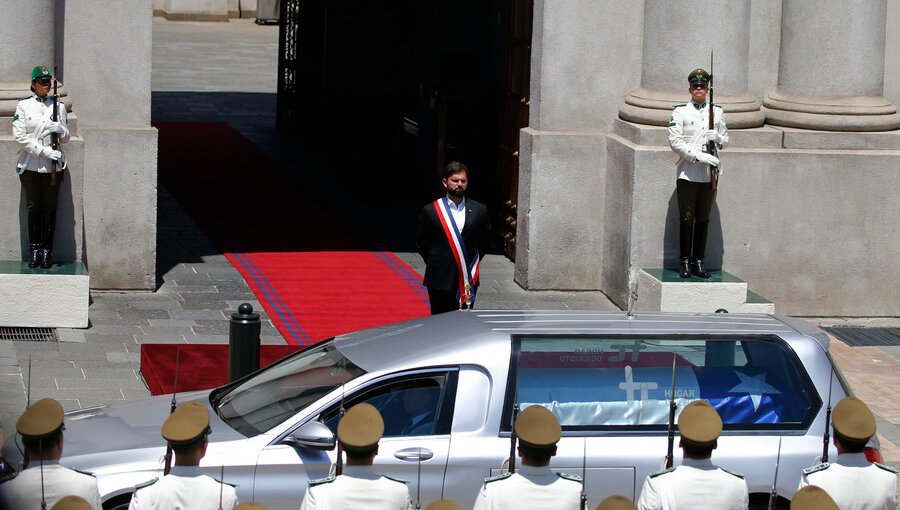 Presidente Boric junto a la guardia del Palacio Presidencial rinden honores al expresidente Sebastián Piñera