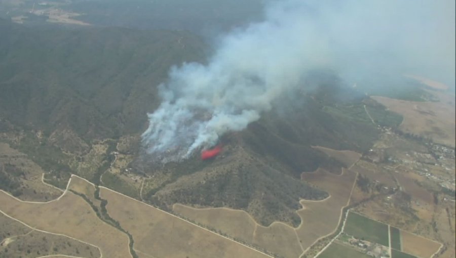 Declaran Alerta Roja Provincial para Valparaíso por incendio forestal con "rápida velocidad de propagación" en Casablanca