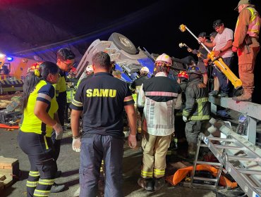 Camión que trasladaba frutas y verduras volcó en la ruta 5 Norte: 6 personas se mantienen atrapadas, entre ellas dos niños