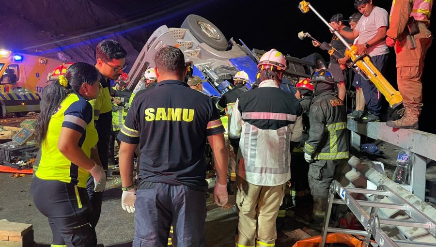 Camión que trasladaba frutas y verduras volcó en la ruta 5 Norte: 6 personas se mantienen atrapadas, entre ellas dos niños