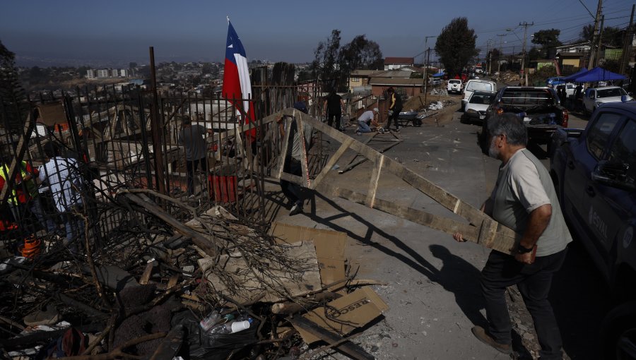 MOP retira 650 toneladas de escombros en la zona afectada por los incendios en Valparaíso