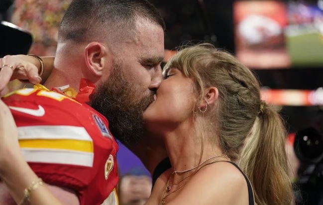 Taylor Swift besa apasionadamente a su novio tras ganar el Super Bowl