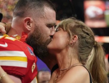 Taylor Swift besa apasionadamente a su novio tras ganar el Super Bowl