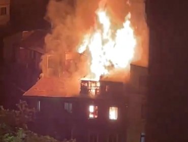 Hombre pierde la vida al lanzarse de tercer piso de vivienda en llamas en Valparaíso
