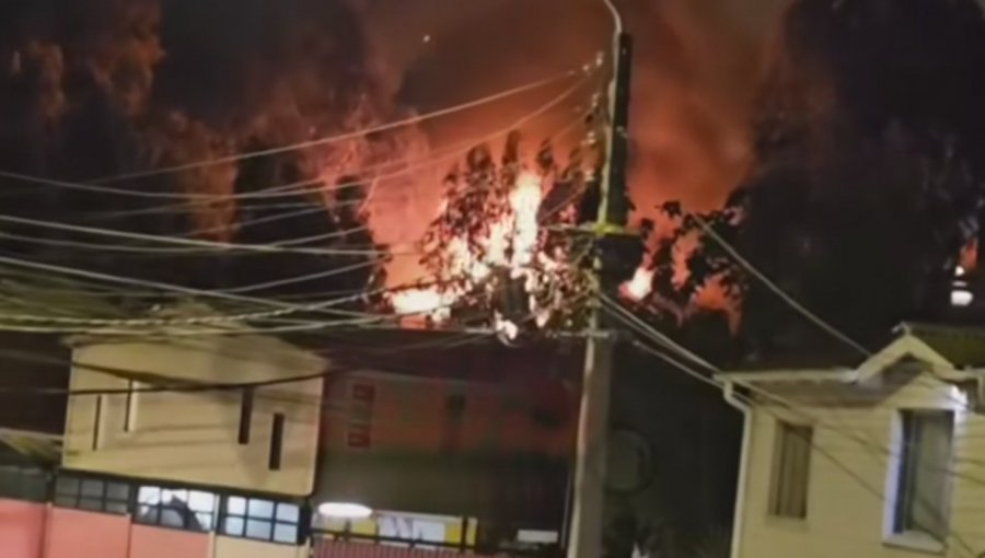 Incendio estructural consume una vivienda y dos vehículos en Villa Alemana
