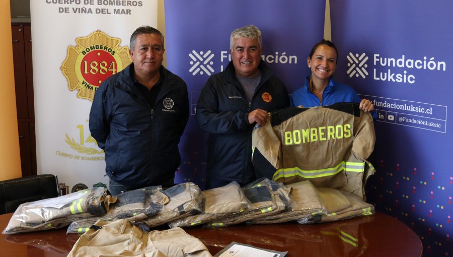 Cuerpo de Bomberos de Viña del Mar recibe 310 uniformes de alta complejidad para renovar sus equipos tras los incendios forestales que afectaron a la región de Valparaíso