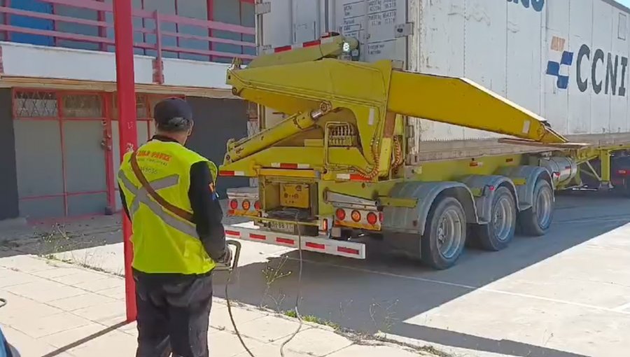 Instalan contenedor congelador para mantener donaciones y alimentos para damnificados por los incendios en Viña del Mar