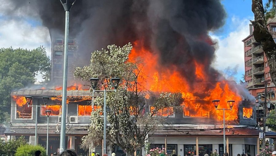 Incendio de alta intensidad consume tres locales comerciales en pleno centro de Puerto Varas