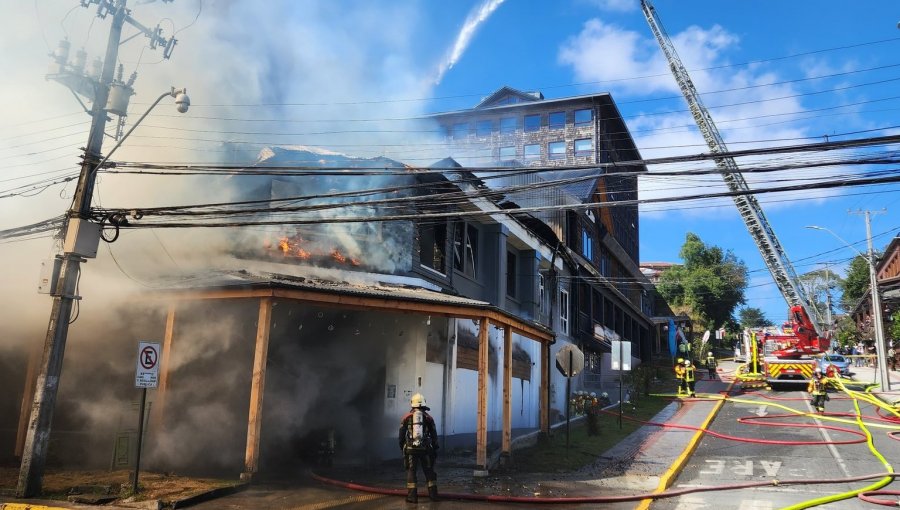 Ascienden a cuatro los fallecidos por incendio que destruyó locales comerciales en pleno centro de Puerto Varas