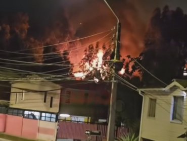 Incendio estructural consume una vivienda y dos vehículos en Villa Alemana