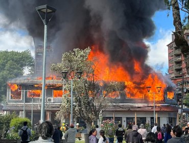 Incendio de alta intensidad consume tres locales comerciales en pleno centro de Puerto Varas