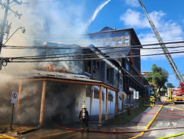 Ascienden a cuatro los fallecidos por incendio que destruyó locales comerciales en pleno centro de Puerto Varas