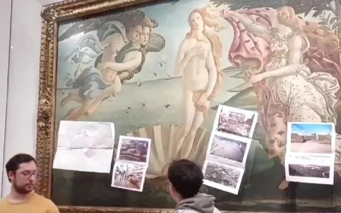 Dos activistas climáticos pegan imágenes de inundaciones sobre la "Venus de Botticelli" en Florencia
