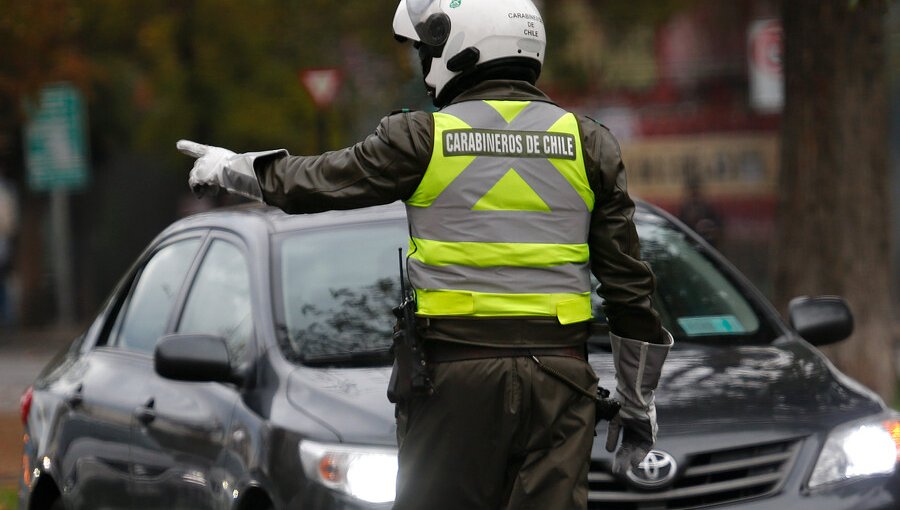 Carabineros dispara contra conductora que intentó atropellarlos en cercanías de La Moneda