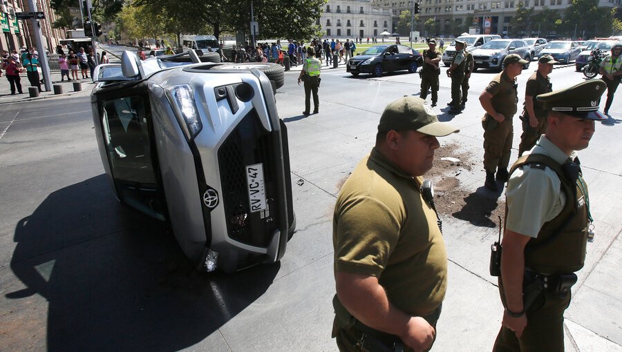 Vehículo termina volcado en complejo accidente de tránsito frente a La Moneda