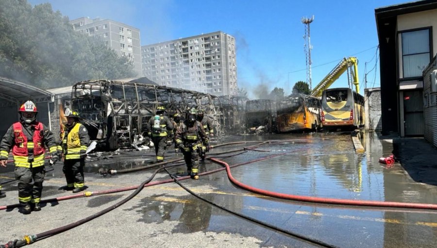 Incendio de gran magnitud consume al menos seis buses al interior de un taller mecánico en Temuco