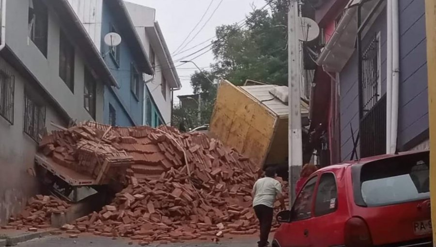 Camión pierde su carga y bloquea principal acceso al cerro El Litre de Valparaíso: Tránsito se encuentra suspendido