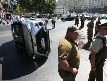Vehículo termina volcado en complejo accidente de tránsito frente a La Moneda
