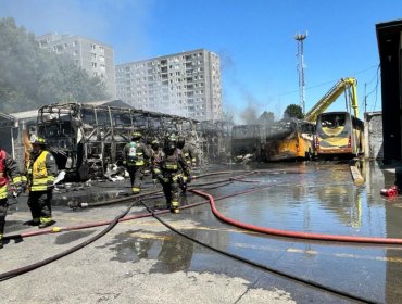 Incendio de gran magnitud consume al menos seis buses al interior de un taller mecánico en Temuco