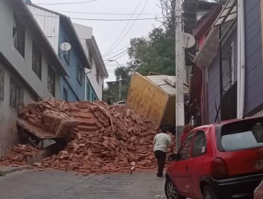 Camión pierde su carga y bloquea principal acceso al cerro El Litre de Valparaíso: Tránsito se encuentra suspendido