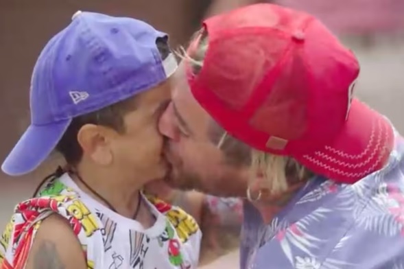 Tierra Brava: Miguelito y Junior Playboy se dan un beso en pantalla