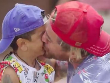 Tierra Brava: Miguelito y Junior Playboy se dan un beso en pantalla