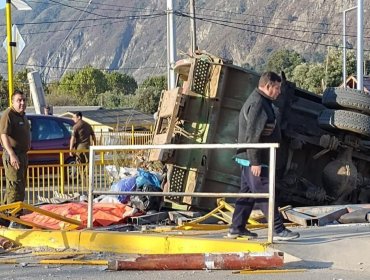 Una persona fallecida y varios lesionados deja grave accidente vehicular en sector Laguna Verde de Valparaíso