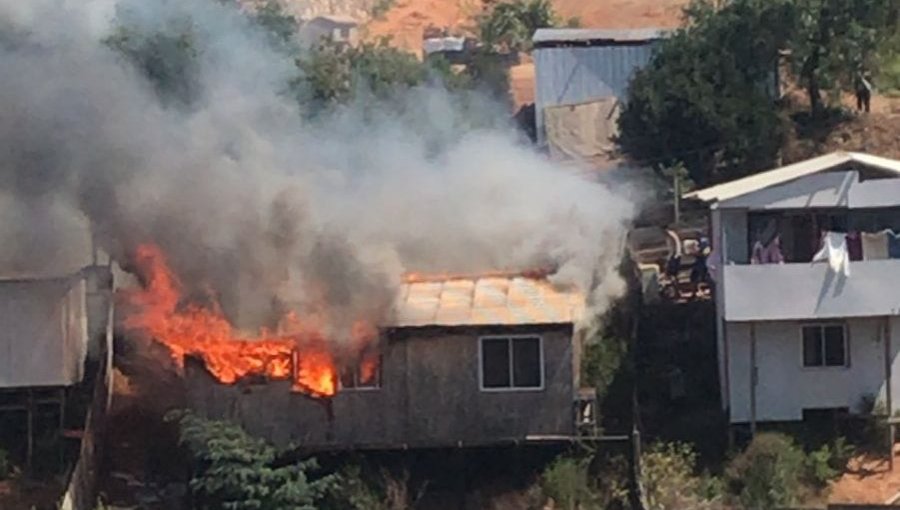 Vivienda fue completamente consumida por incendio en sector de Forestal Alto de Viña del Mar