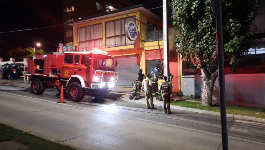 Incendio afecta a la panadería La Baguette de Etchevers Alto en Viña del Mar: Bomberos controlaron la propagación