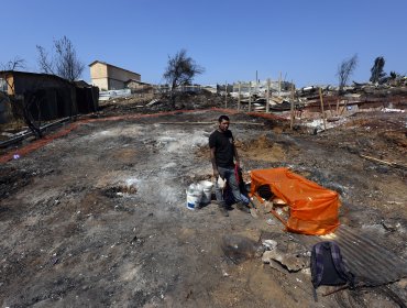 Alcaldesa Melipillán en la mira por velocidad de la ayuda en sitios arrasados por incendio en Quilpué