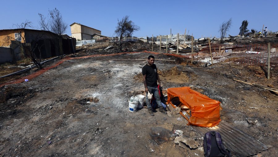 Alcaldesa Melipillán en la mira por velocidad de la ayuda en sitios arrasados por incendio en Quilpué