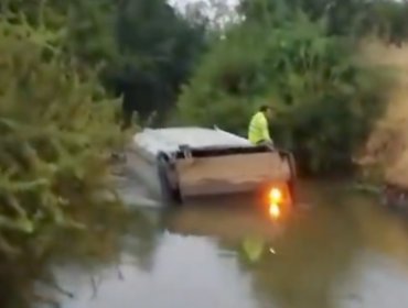 Camión recolector de basura cae a canal de regadío en Talca