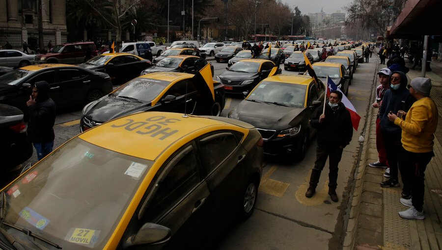 Sindicato de taxistas de la región Metropolitana se une al paro del sistema RED anunciado para el “Súper Lunes”