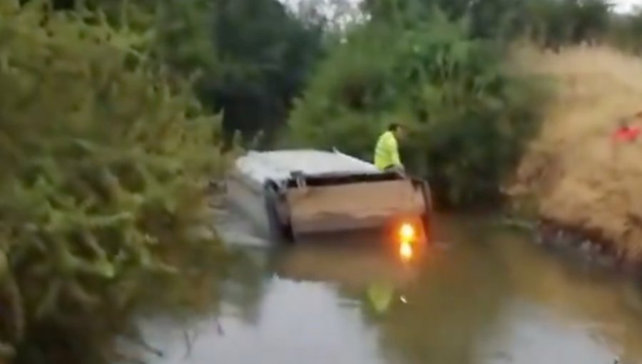 Camión recolector de basura cae a canal de regadío en Talca