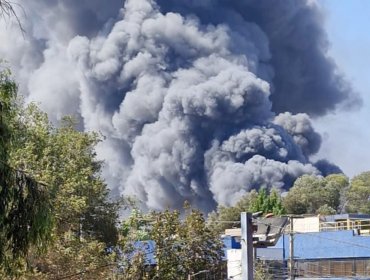 Incendio de bodega en Conchalí genera gran columna de humo