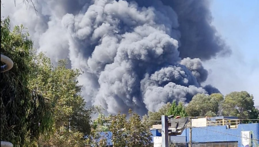 Incendio de bodega en Conchalí genera gran columna de humo